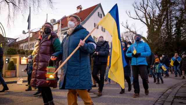 War in Ukraine: On February 27, 2022, many people marched through the town of Pullach to show their solidarity with the attacked Ukraine.  Since then, vigils have been held every Sunday.