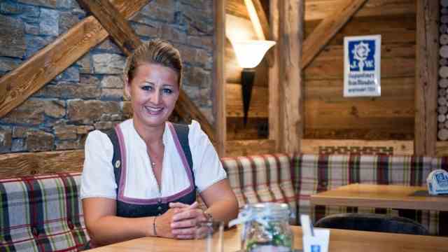 Gastronomy in the district of Ebersberg: Anita Stocker, landlady of the Landsham inn of the same name, thinks it's better if the guests stay to eat.