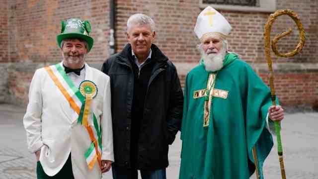 St. Patrick's Day: The parade is traditionally led by the Grand Marshal, this year Paul Daly (left to right).  Mayor and patron Dieter Reiter is allowed to drive a carriage and Wolfgang Schramm plays St. Patrick for the sixth time.