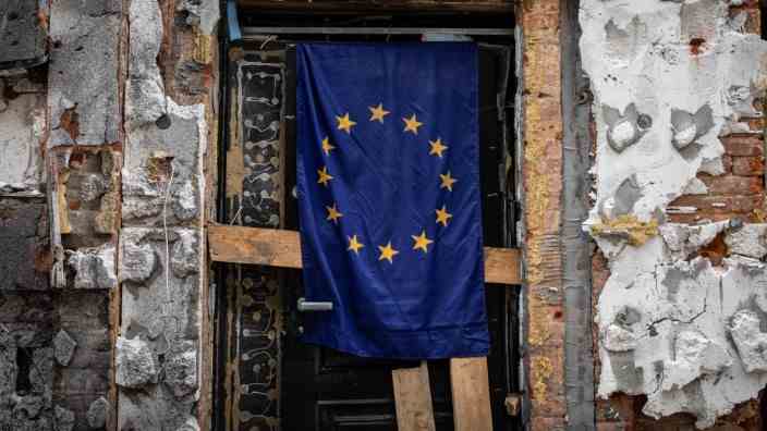 Ukraine and the EU: The European flag on the destroyed administrative building of the Kharkiv Oblast testifies to the hopes of many Ukrainians for admission to the EU.