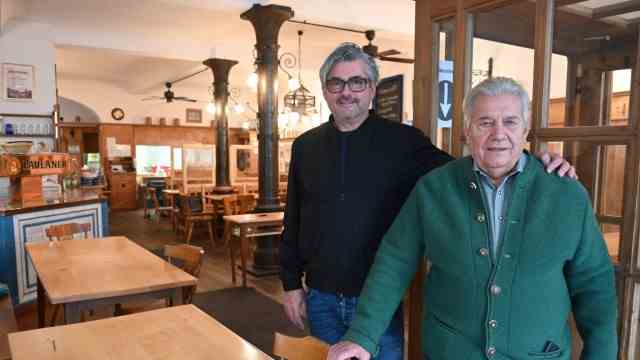 Traditional inn on the Viktualienmarkt: TV chef Hans Jörg Bachmeier (left) is to continue to run the inn with the previous landlord Rudi Färber until the renovation.