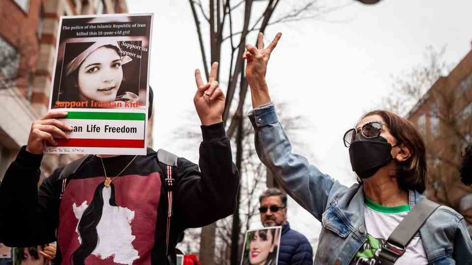 People protest in Washington against the poisoning of school girls in Iran