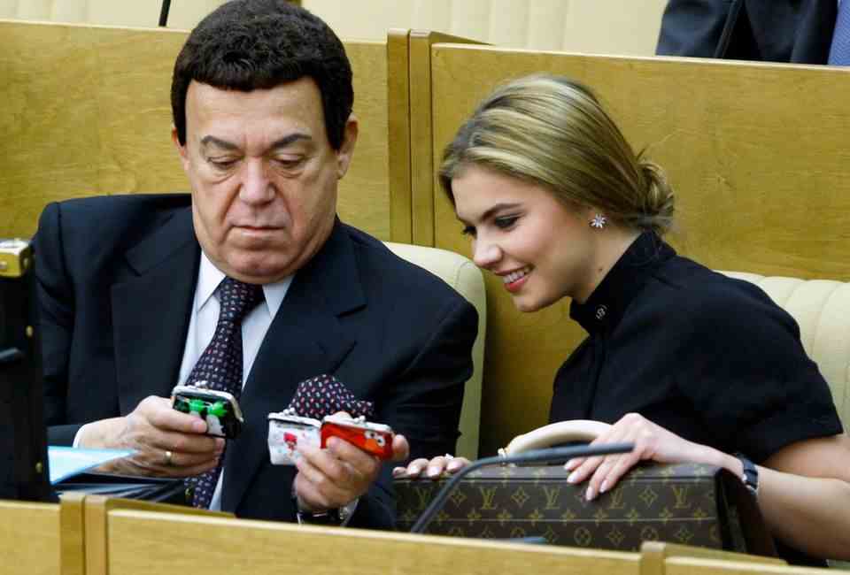 Januar 2008: Alina Kabajewa und der von Putin geliebte Sänger Iossif Kobson betrachten während einer Sitzung der Duma Souvenirs. 2007 wurde Kabajewa Abgeordnete der Regierungspartei "Einiges Russland". 