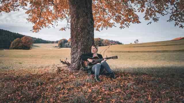 Singer-songwriter from Traunstein: Claudia Koreck found inspiration for her calendar songs at her favorite places in nature around Traunstein.