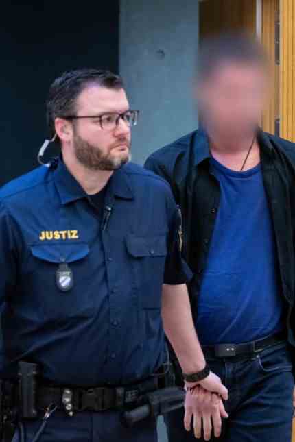 Starnberg triple murder: The main perpetrator, Maximilian B., is led to the dock by a judicial officer.
