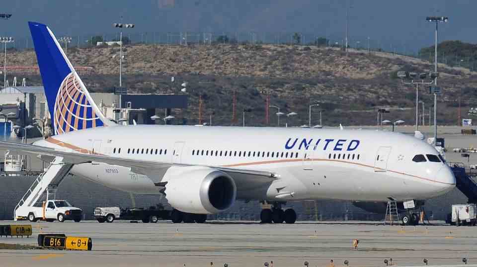 USA: Passenger stabs flight attendants and wants to open the emergency exit during the flight