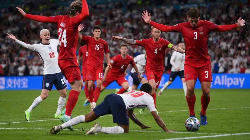 He was half drawn, half sinking: Raheem Sterling went down in the Danish penalty area, Vestergaard (No. 3) and Jensen (No. 24) are not aware of any fault 