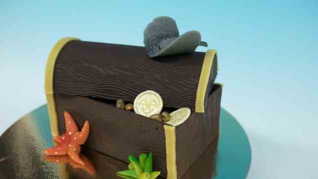 SZ Advent calendar for good works: everything made of chocolate and marzipan: the treasure chest.