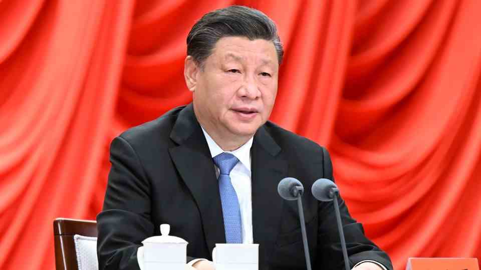 National People's Congress: Xi Jinping with teacups