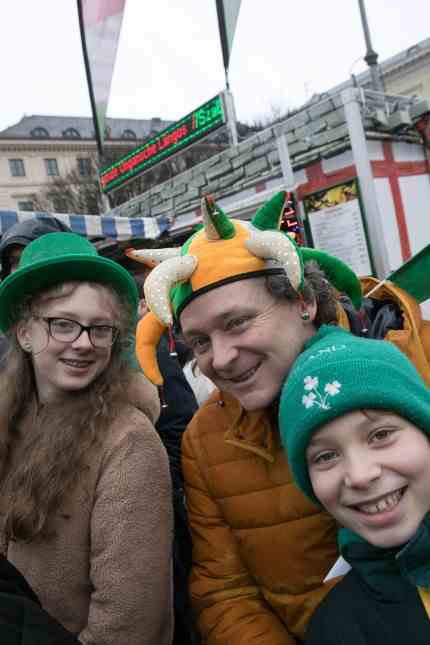 Holiday of the Irish: Obviously in a good mood: spectators in downtown Munich.
