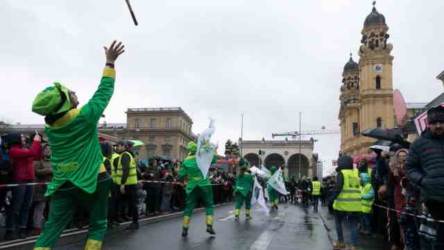 Irish holiday: flag throwers on the way to Odeonsplatz.