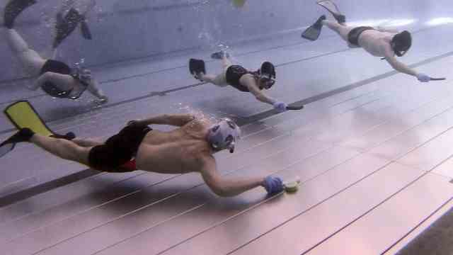 Underwater hockey: How much air does the player have left on the puck?  And how much the defenders?