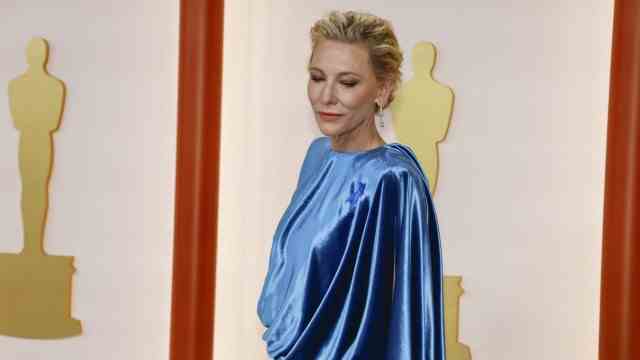 Academy Awards: Cate Blanchett with a blue bow on a blue dress.