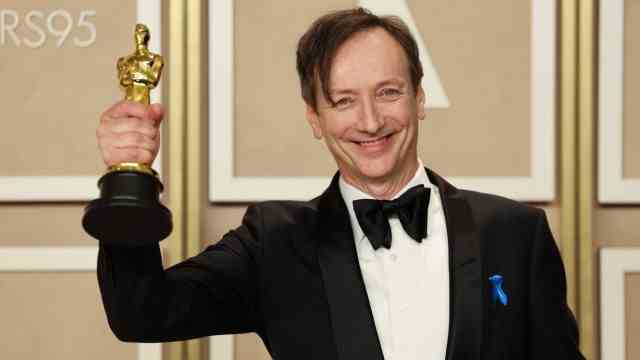 Academy Awards: Volker Bertelmann with a blue bow on his jacket and his Oscar for the "Best film music" in the hand.
