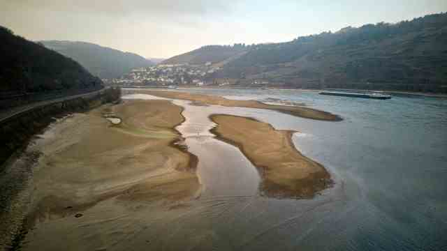 The great drought: The Middle Rhine looked so miserable at the beginning of March near Oberwesel.