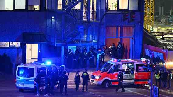 Police officers and helpers are on duty at a crime scene in Hamburg.  © dpa bildfunk Photo: Jonas Walzberg