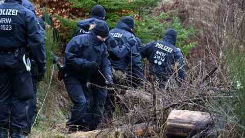 Police officers are looking for further clues at the place where the murdered girl Luise was found.  (Photo: SWR, picture alliance/dpa | Roberto Pfeil)