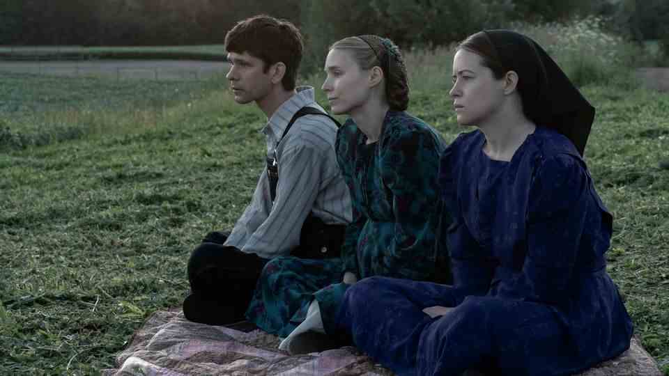 Before the "Pronunciation": Scene with Ben Whishaw (from left), Rooney Mara and Claire Foy