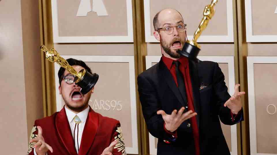 Dan Kwan and Daniel Scheinert celebrate their Oscars