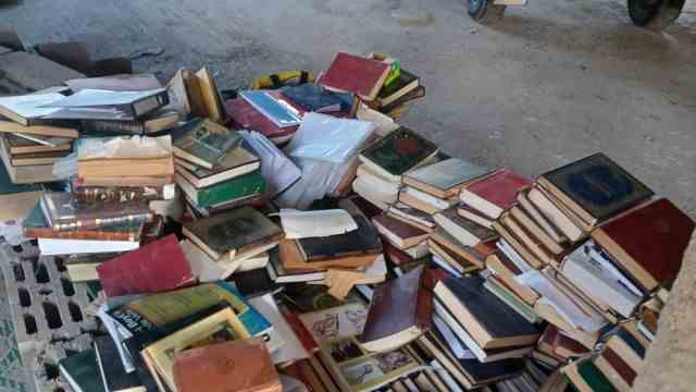 Earthquake aid from Bavaria: An excavator driver rescued 300 books from Aksoy's father's library.