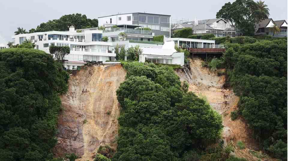 A large landslide on cliffs in Auckland