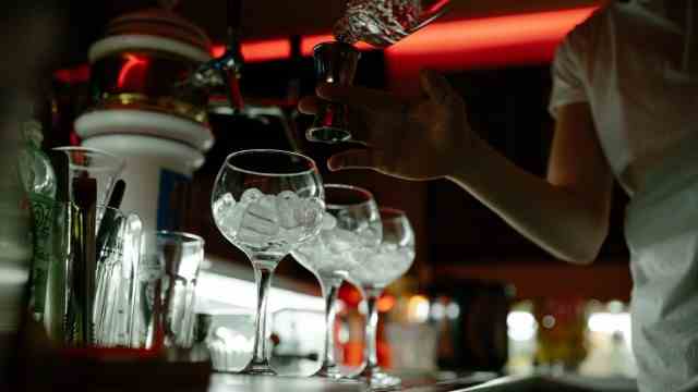 Weiberwirtschaft: The gin variants are mixed behind the bar.