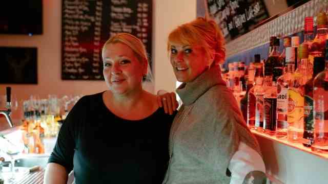 Weiberwirtschaft: Not only a good team behind the counter: Sonja Kerkez (left) and Dana Baehr are best friends.