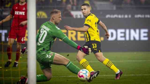 25th Bundesliga matchday: The beginning of a goal-rich evening: Raphaël Guerreiro (right) scores to make it 1-0 for Dortmund.