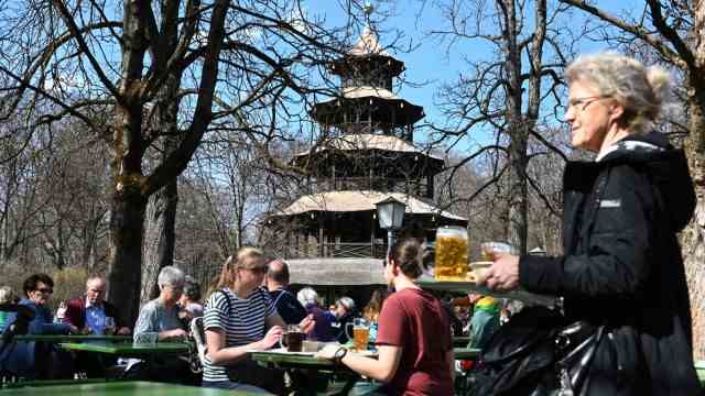 English Garden: With an unobstructed view of the completely renovated tower: visitors to the beer garden.