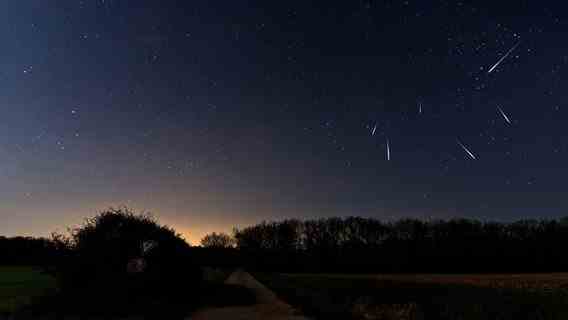 Shooting stars can be seen in the night sky.  © NDR Photo: Sabine Richter