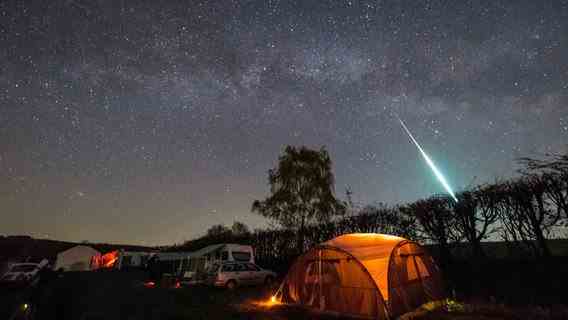 Shooting stars over a campsite © Marco Ludwig Photo: Marco Ludwig