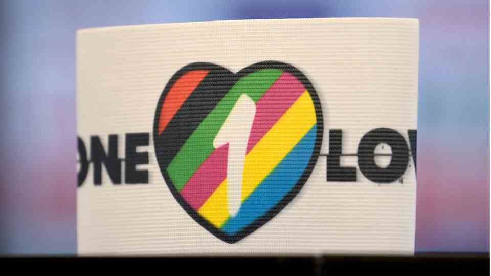"one love"-Armband that the DFB captain wanted to wear at the World Cup in Qatar