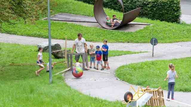 Easter holiday offers for children and families: A giant ball can be pushed in the perfectly suited park of the Franz Marc Museum