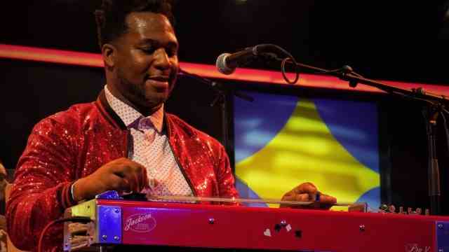 Review: Rare and expensive: The pedal steel specialist Robert Randolph presented his funk blues in Burghausen exclusively for Europe.