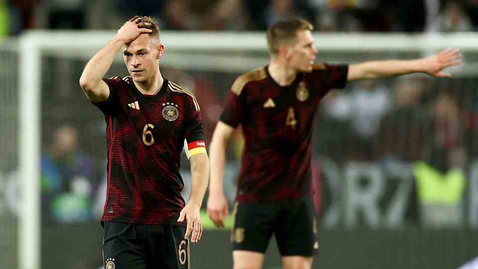 Germany's Joshua Kimmich (l.) and Germany's Matthias Ginter