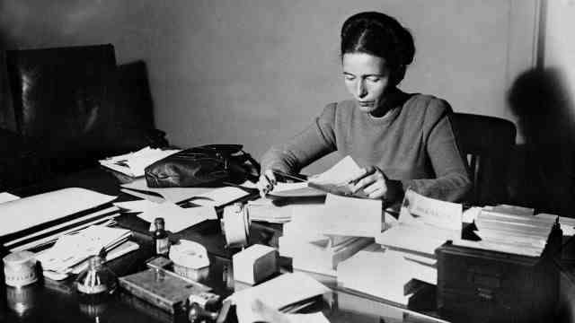 Celebrity tips for Munich and Bavaria: Tirelessly writing: Simone de Beauvoir 1945.
