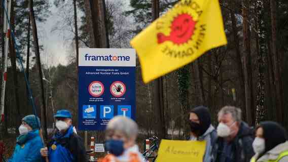 People demonstrate in front of the Lingen fuel element factory for the decommissioning of all nuclear plants.  © dpa-Bildfunk Photo: Markus Hibbeler