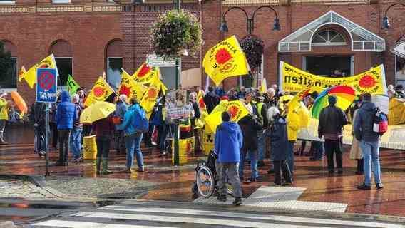 Demonstrators in Lingen with yellow flags and placards ("nuclear power?  No thank you") © North West Media TV 
