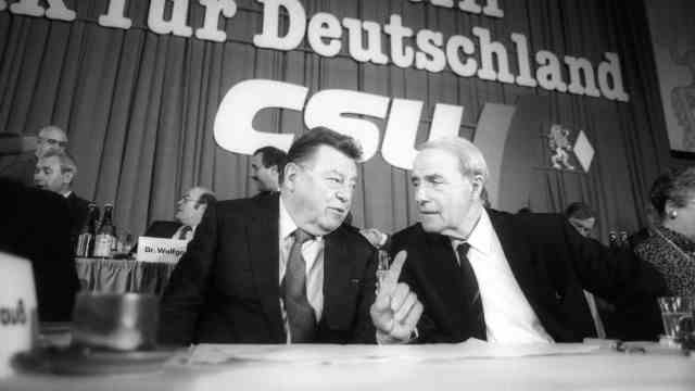 The Political Book: Hardliners among themselves: Franz Josef Strauss (left) and Alfred Dregger at a CSU party conference in 1987.