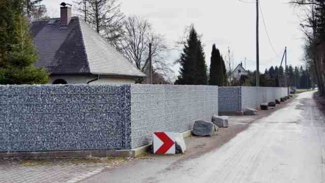 Dispute over a fence: The owner has placed stones in front of the property, thereby narrowing the roadway.