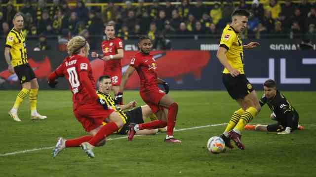 BVB tops the table again: Emil Forsberg (No. 10) seemed to score a goal just in time for Leipzig - but the chances to make it 2-2 remained unused.