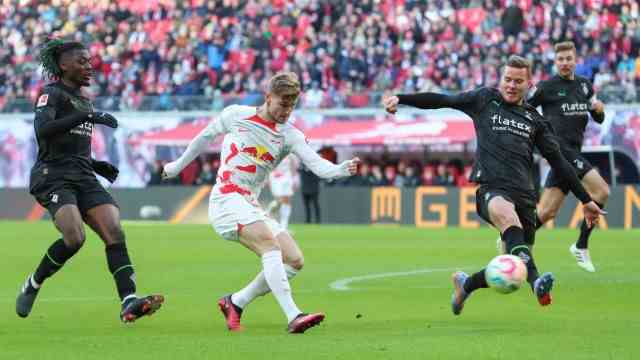 Bundesliga: With a lot of force: Leipzig's Timo Werner (centre) hits Borussia Mönchengladbach with a solid punch.
