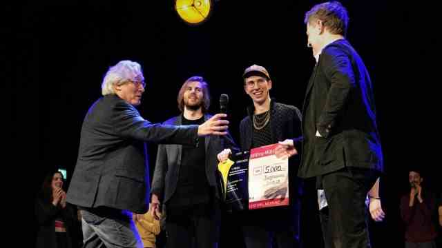 Review: Munich winner: jury member Roland Spiegel (left) and Mayor Florian Schneider (right) surround Philipp Schiepek and Nils Kugelmann, who won the young talent award with his trio against four international bands.