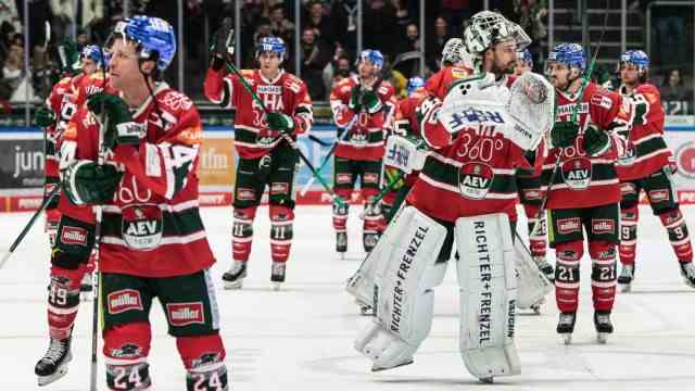 German ice hockey league: "We will be back": The Augsburg Panthers, front left TJ Trevelyan, say goodbye to their supporters - and probably also to the DEL.