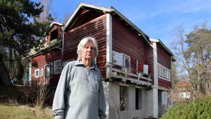 Dispute over former monument: "Don't tear down my house": Owner Claus Vogt in front of the Norwegian house in Eching, where the artist Hans Beat Wieland used to live.