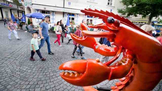 Viktualienmarkt: "Walk in!" the lobster seems to be waving to passers-by in front of the Wittesche shop on the Viktualienmarkt.