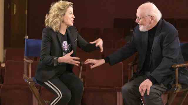 documentary "vivace": Always on the move, even when sitting down: Anne-Sophie Mutter with John Williams, whose film music "star Wars" she heard for the first time in 1978 as a girl in the Black Forest.  Decades later he composed a violin concerto for the star violinist.  And the concert of the two on Munich's Königsplatz in September 2019: extraterrestrial anyway!