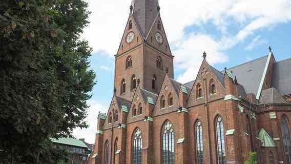 View of the main church of St. Petri in Hamburg from Domstrasse.  © NDR Photo: Anja Deuble