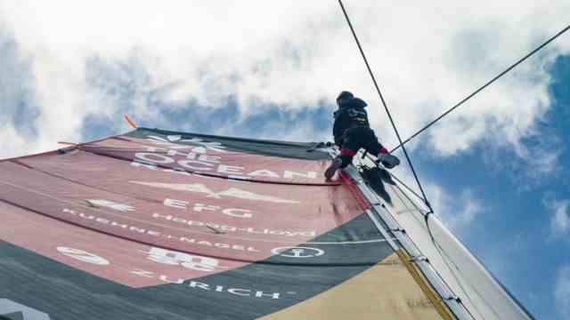 Sailing in the Ocean Race: This is how the repairs on the mast of the Malizia are currently being carried out.
