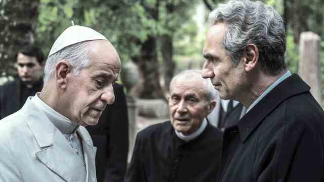 Series of the month March: Fabrizio Gifuni (r.) as Aldo Moro, together with Toni Servillo as Pope Paul VI.